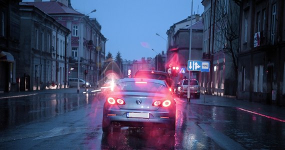 Pogoda po południu będzie jesienna, choć mamy wiosnę. W górach spadnie śnieg, na północy deszcz ze śniegiem, a na Podkarpaciu burze z ulewnymi deszczami. Może tam spaść niemal połowa miesięcznej sumy opadów w kwietniu – mówi rzecznik i metrolog IMGW Grzegorz Walijewski.