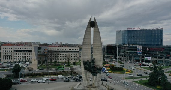 Pomnik Czynu Rewolucyjnego jest jednym z najbardziej znanych elementów krajobrazu Rzeszowa. Symbolem miasta – budzącym przy okazji niemałe emocje. Ze względu na jego związki z poprzednim systemem w publicznej dyskusji pojawiają się pomysły, by monument przenieść, a nawet zburzyć. Jakie jest w tej sprawie stanowisko kandydatów na prezydenta Rzeszowa? Ewę Leniart, Konrada Fijołka, Marcina Warchoła i Grzegorza Brauna zapytaliśmy o to w czasie zorganizowanej przez RMF FM debaty.