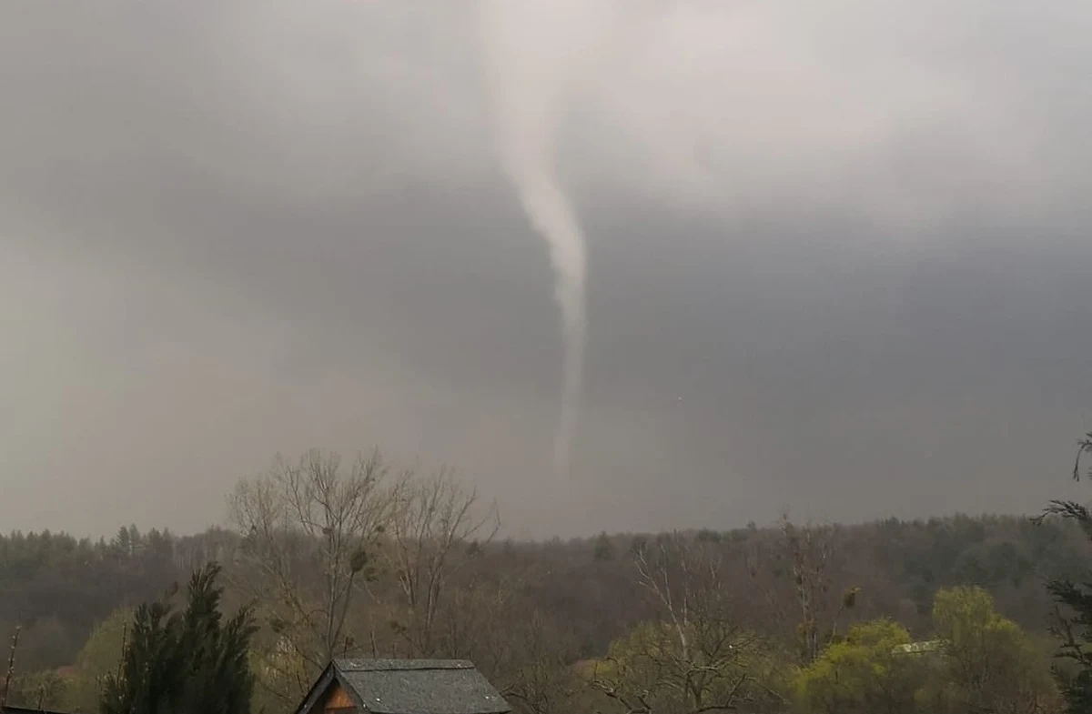 ​Potężna burza przeszła nad Słowacją. W miejscowości Ploske na wschodzie kraju zaobserwowano chmurę lejową, charakterystyczną dla tornada. Silny grad, który towarzyszył burzy niemal sparaliżował ruch na autostradzie miedzy Koszycami a Preszowem.