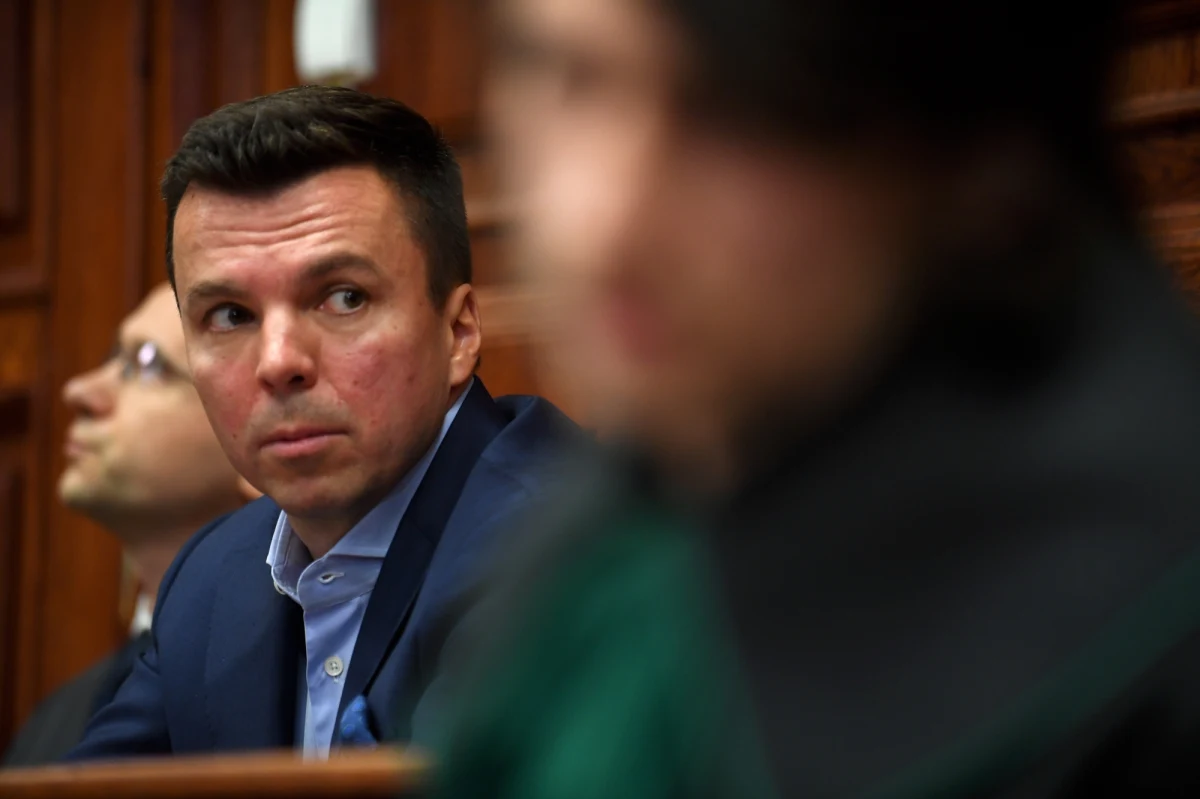 Prokuratura rozszerzyła zarzuty Markowi Falencie - dowiedział się reporter RMF FM. Dotyczy to śledztwa w tak zwanej "małej aferze taśmowej", w której biznesmen ma odpowiadać za nielegalne nagrywanie polityków. Chodzi o taśmy, które ujrzały światło dzienne po zakończeniu pierwszego śledztwa. 