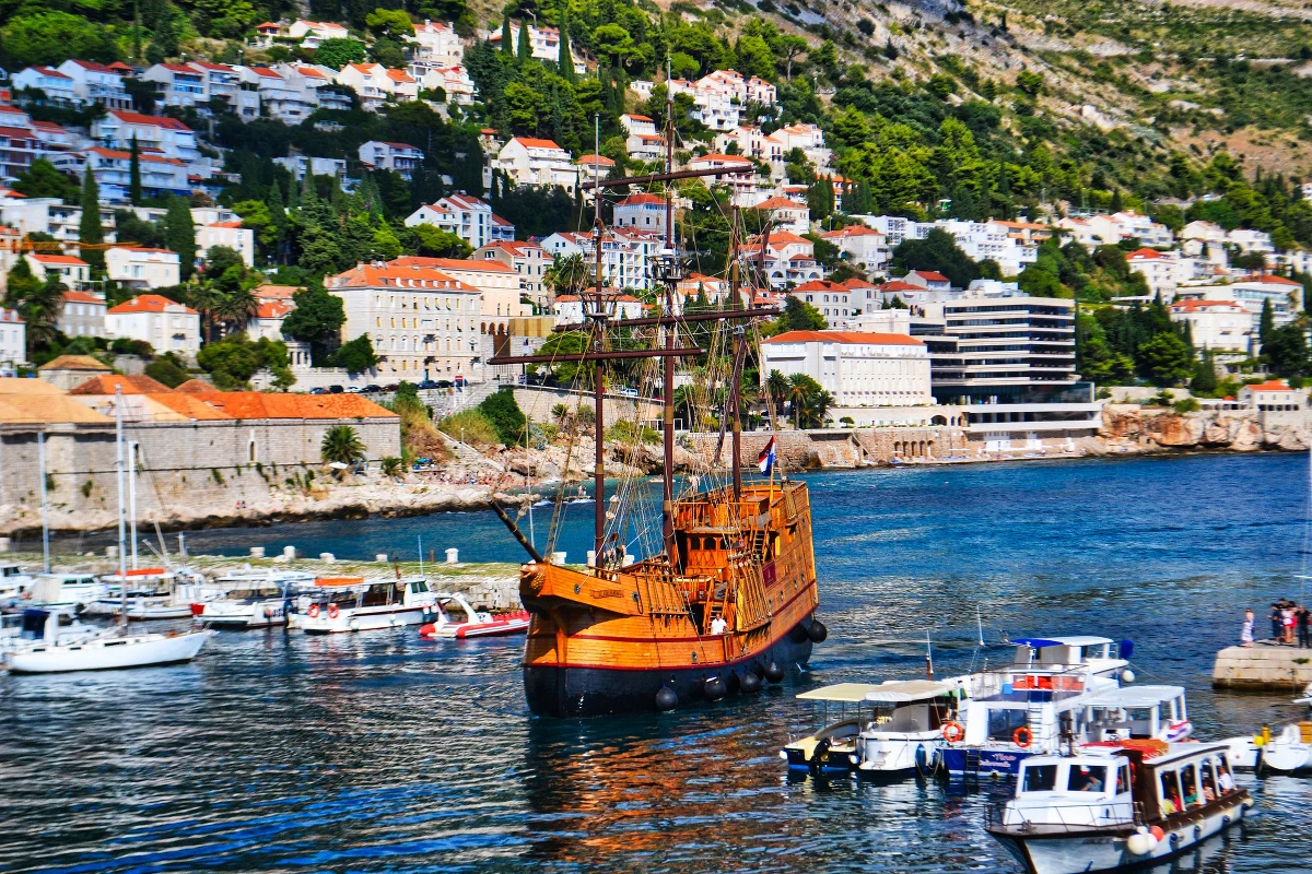 Ambasada RP w Zagrzebiu zaapelowała do Polaków, którzy w okresie majówki udadzą się w podróż do Chorwacji, o zachowanie ostrożności w związku z panującą w tym kraju trzecia falą pandemii koronawirusa.