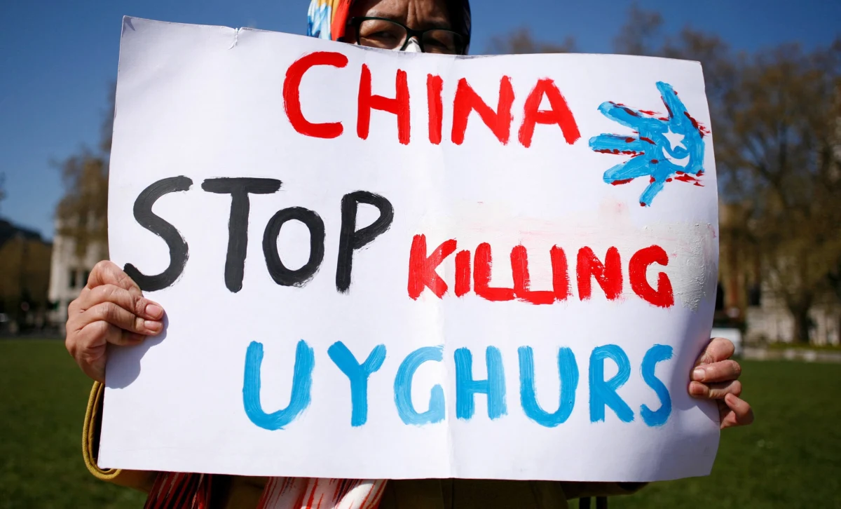 Brytyjscy parlamentarzyści uznali, że Chiny popełniają ludobójstwo wobec Ujgurów. Rezolucja nie zobowiązuje rządu do podjęcia szczególnych kroków, ale jeszcze bardziej komplikuje relacje z Pekinem - pisze w czwartek dziennik "Guardian".