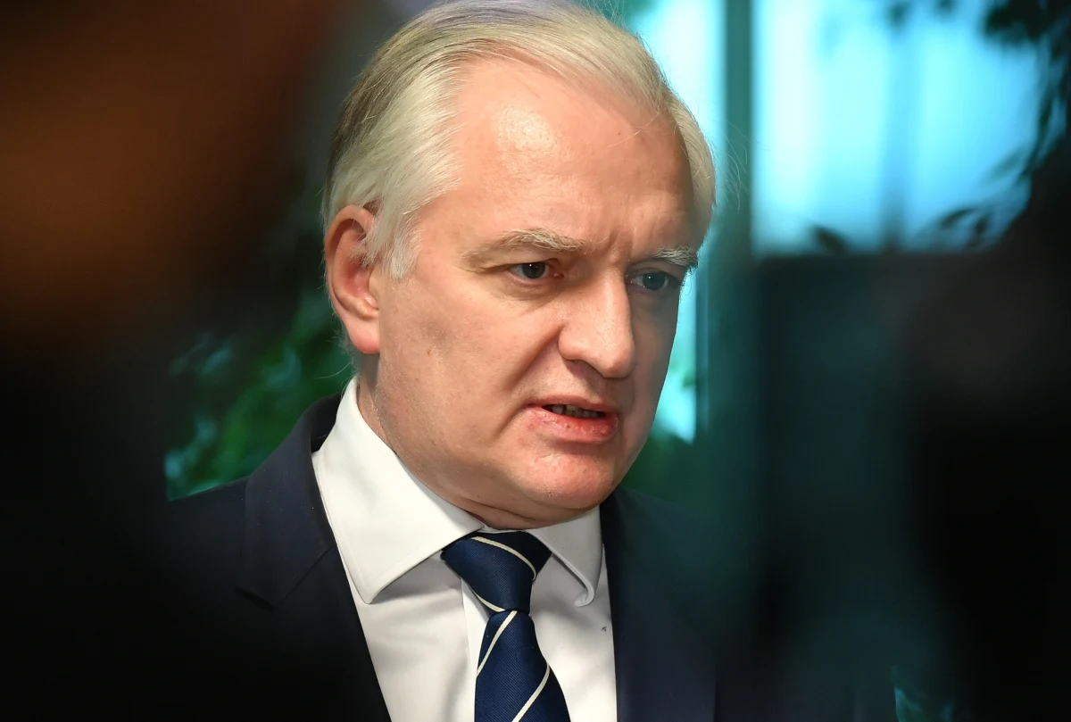 ​Po majowym weekendzie trzeba rozpocząć obliczone na szeroką skalę odmrażanie gospodarki - uważa wicepremier i minister rozwoju, pracy i technologii Jarosław Gowin. Jego zdaniem osoby zaszczepione już w maju powinny mieć możliwość korzystania np. z restauracji.