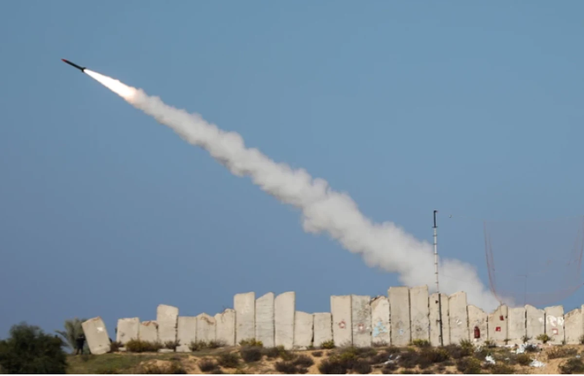 Trzy rakiety spadły w nocy z czwartku na piątek na lotnisko w Bagdadzie, gdzie znajduje się baza, w której stacjonują amerykańscy żołnierze - poinformowała AFP opierając się na informacjach przekazanych przez źródła z ochrony lotniska.
