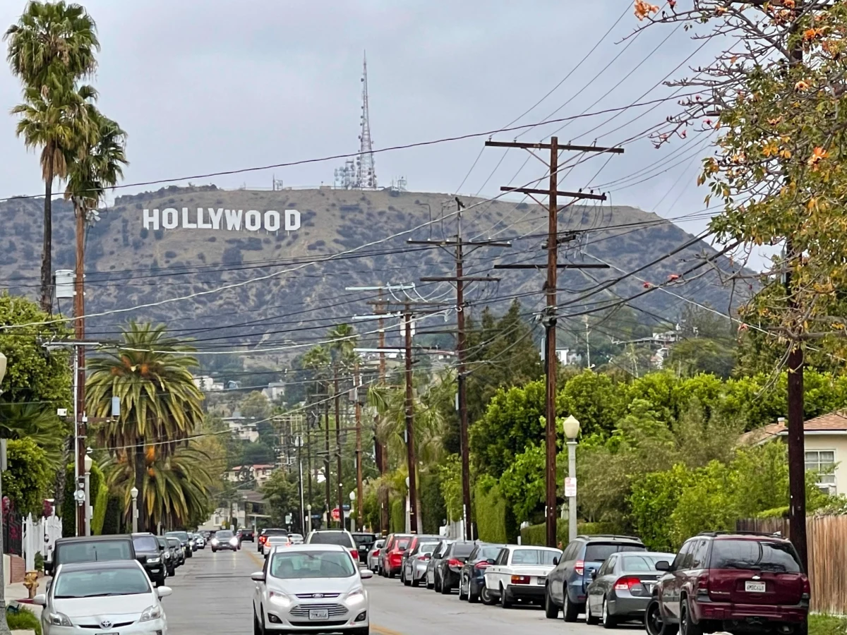 Główna część Oscarów na Union Station w Los Angeles - wielki węzeł przesiadkowy, skąd odjeżdżają i przyjeżdżają pociągi, autobusy i metro stanie się miejscem najważniejszej filmowej imprezy. Już w nocy z niedzieli na poniedziałek odbędzie się ceremonia wręczenia Oscarów. Ze względu na pandemię nie odbywa się ona w tym roku jak zazwyczaj - pod koniec lutego lub na początku marca - a dopiero w kwietniu. Wprowadzono szereg zmian, bo - ze względu na obostrzenia - nie ma możliwości zgromadzić wszystkich nominowanych i zaproszonych gości tradycyjnie w Teatrze Dolby w Hollywood. W tym roku wszystko rozegra się w czterech lokalizacjach. W Los Angeles, Hollywood, Paryżu oraz Londynie. W Mieście Aniołów przygotowaniom przygląda się nasz amerykański korespondent Paweł Żuchowski. 