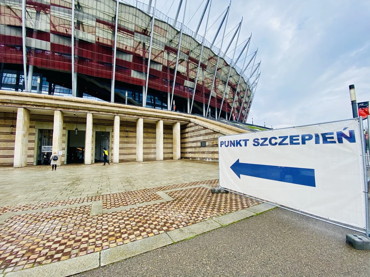 Osoby urodzone w 1972 r. mogą od piątku rejestrować się na szczepienie przeciw Covid-19. Rejestracja odbywa się przez internet, infolinię, SMS-em lub w punktach szczepień.