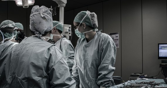 Po pandemii szykuje się exodus lekarzy. Nie tylko za granicę, bo przede wszystkim ze szpitali publicznych do prywatnych - pisze w piątkowym wydaniu "Rzeczpospolita".