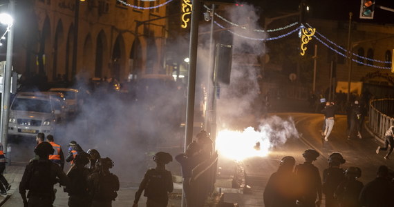 Gwałtowne starcia Palestyńczyków z izraelską policją: do niepokojów doszło minionej nocy w rejonie starego miasta w Jerozolimie. Jak podaje agencja informacyjna AFP, powołując się na źródła policyjne i medyczne, obrażenia odniosło ponad 100 ludzi.