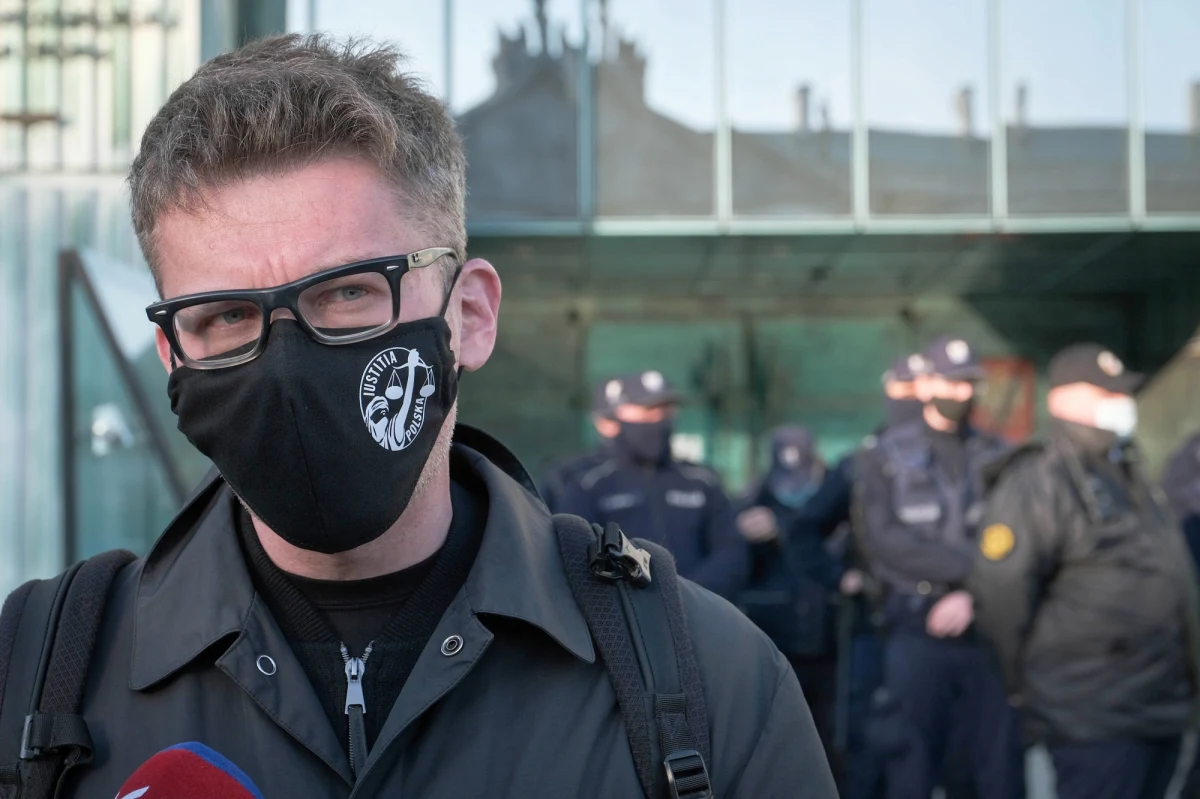 Prokuratura zaskarży decyzję Izby Dyscyplinarnej SN w sprawie sędziego Igora Tulei. Izba wczoraj nie zgodziła się na przymusowe doprowadzenie sędziego na przesłuchanie. "Na prokuraturze ciąży obowiązek postawienia podejrzanemu zarzutów. Dotyczy to wszystkich podejrzanych, bez względu na to, czy sprawują godność sędziowską, czy nie" - podała Prokuratura Krajowa.