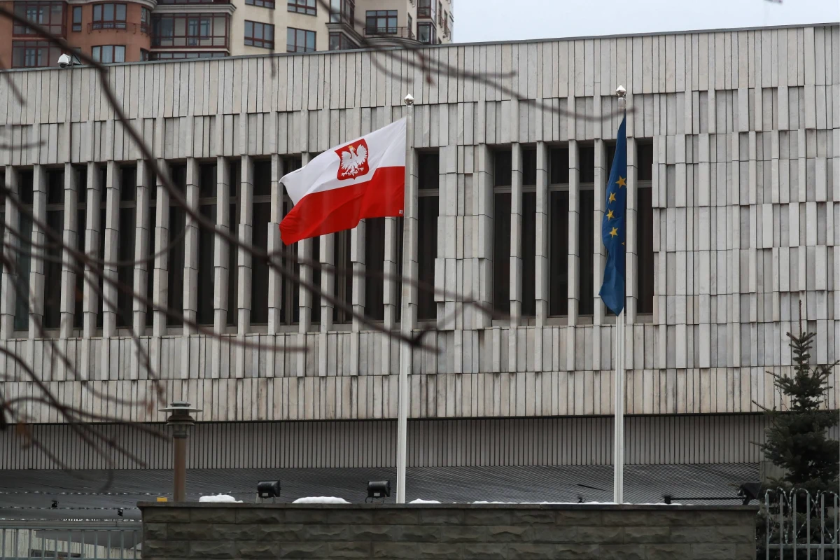 Rosyjska dyplomacja uznała pięciu pracowników ambasady RP w Moskwie za osoby niepożądane. Wcześniej polski ambasador w Moskwie Krzysztof Krajewski został wezwany do MSZ Rosji. "Decyzja strony rosyjskiej stanowi kolejny przykład agresywnej polityki i jest świadomym gestem obliczonym na zaognienie stosunków z sąsiadami i całą społecznością międzynarodową" - oświadczyło MSZ.