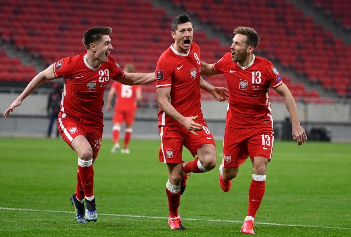 Reprezentacja Polski rozegra mecze Euro 2020 na stadionie La Cartuja w Sewilli oraz na obiekcie w Sankt Petersburgu - poinformował Zbigniew Boniek, prezes Polskiego Związku Piłki Nożnej (PZPN) i jeden z wiceprezydentów Unii Europejskich Związków Piłkarskich (UEFA). 