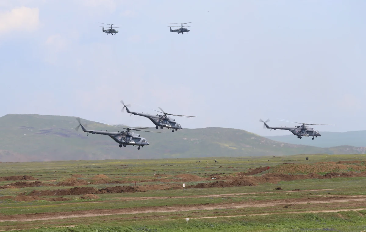 Rosja rozpoczęła wycofywanie z Krymu swoich wojsk, które – według oficjalnego stanowiska Moskwy – uczestniczyły tam w manewrach w ramach niezapowiedzianego sprawdzianu gotowości bojowej. Na zaanektowany przez Rosjan ukraiński półwysep skierowane zostały tysiące żołnierzy, ogromne siły Kreml wysłał również do obwodu woroneskiego przy granicy z Ukrainą. Te ruchy rosyjskich wojsk zaniepokoiły mocno nie tylko Ukraińców, ale również Europę i Stany Zjednoczone.