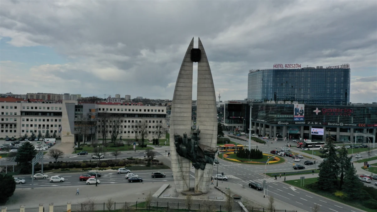 Wybory prezydenta Rzeszowa odbędą się najprawdopodobniej dopiero 13 czerwca: opóźnienie głosowania rekomenduje Główny Inspektor Sanitarny. Przedterminowe wybory stały się koniecznością po tym, jak w lutym ze stanowiska zrezygnował – po ponad 18 latach – prezydent Tadeusz Ferenc. W tej chwili – zgodnie z decyzją premiera z marca – głosowanie w stolicy Podkarpacia zaplanowane jest na 9 maja.