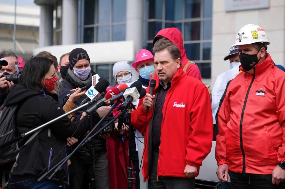 "Wprowadzenie emerytur stażowych to jest dla nas najważniejszy postulat i od tego związek zawodowy Solidarność nie odstąpi" – zadeklarował w piątek szef Solidarności Piotr Duda. W ciągu kilku tygodni związek ma przedstawić ścieżkę dojścia do tego, by projektem zajął się Sejm. Duda zarzucił prezydentowi i Zjednoczonej Prawicy bierność w sprawie emerytur stażowych.