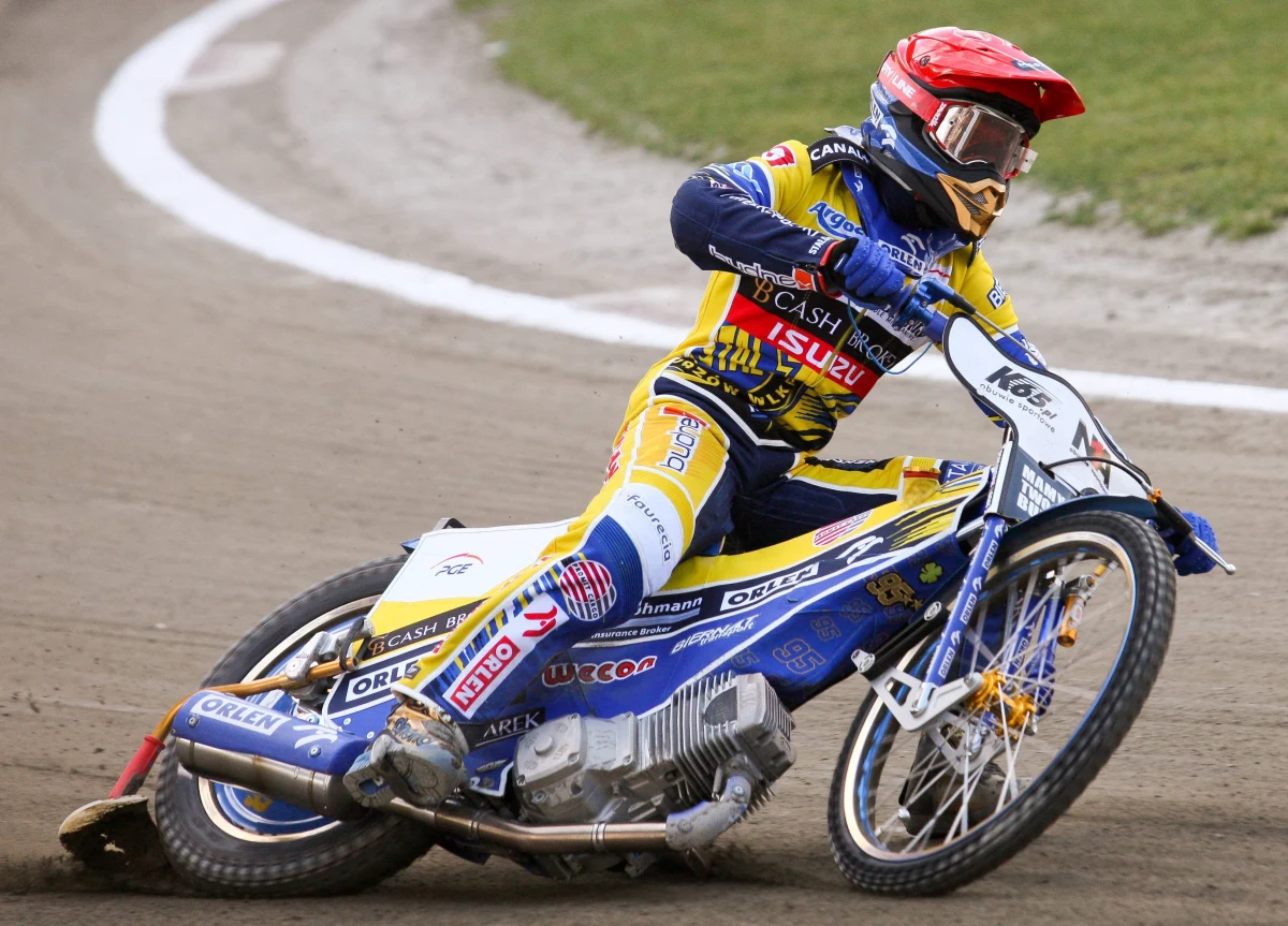 Podwójny mistrz świata jest głodny rywalizacji na torze. Jak sam mówi, kwietniowa pogoda nie dała zbyt wielu okazji do trenowania i rywalizacji na motocyklu. Zespół Bartosza Zmarzlika – Moje Bermudy Stal Gorzów – ma na koncie na razie dwa zwycięstwa w PGE Ekstralidze. Sam mistrz świata szykuje się powoli do obrony indywidualnego tytułu mistrza świata, choć pierwsze zawody w tym cyklu czekają go dopiero w lipcu. Początkowe rundy mistrzostw świata zostały odwołane.