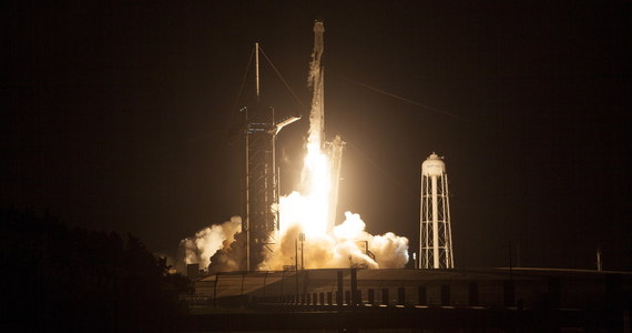 NASA wysyła na orbitę kolejną załogę Międzynarodowej Stacji Kosmicznej (ISS). Czworo astronautów - dwoje Amerykanów, Japończyk i Francuz - leci w zbudowanej przez prywatną firmę Space X kapsule Crew Dragon, która o 11:49 polskiego czasu wystrzelona została na pokładzie rakiety Falcon 9 z Centrum Kennedy'ego na przylądku Canaveral na Florydzie. Jutro pasażerowie Falcona połączą się ze stacją ISS, gdzie powita ich pracująca tam obecnie siódemka astronautów i kosmonautów.