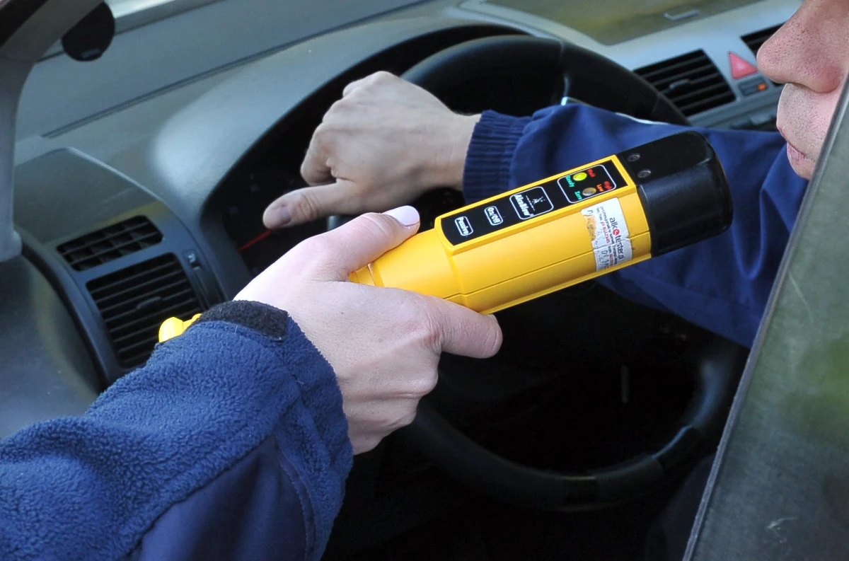 Pijany kierowca spowodował wypadek w podkieleckich Domaszowicach. 40-latek prowadził samochód po alkoholu. Miał prawie 3 promile. W aucie przewoził 8-letnie dziecko.