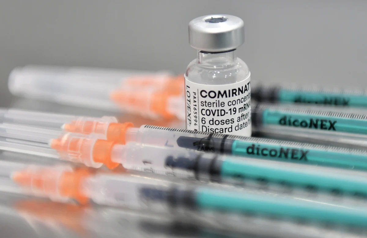 44 proc. respondentów CBOS chciałoby się zaszczepić przeciw Covid-19, 30 proc. nie ma takiego zamiaru, a 21 proc. podało, że już się zaszczepiło - wynika kwietniowego sondażu. Pokazało on, że dla 61 proc. chcących się zaszczepić ma znaczenie, jaką szczepionkę przyjmą.