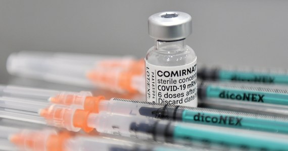 44 proc. respondentów CBOS chciałoby się zaszczepić przeciw Covid-19, 30 proc. nie ma takiego zamiaru, a 21 proc. podało, że już się zaszczepiło - wynika kwietniowego sondażu. Pokazało on, że dla 61 proc. chcących się zaszczepić ma znaczenie, jaką szczepionkę przyjmą.