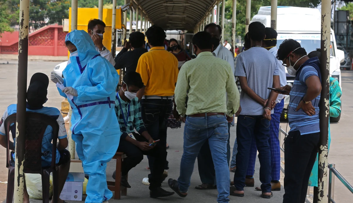 Ekspert ds. sytuacji nadzwyczajnych Światowej Organizacji Zdrowia Mike Ryan powiedział w piątek, że Indie muszą na wszelkie możliwe sposoby ograniczyć kontakty społeczne oraz podróże swych obywateli, by opanować gwałtowny wzrost zakażeń koronawirusem.