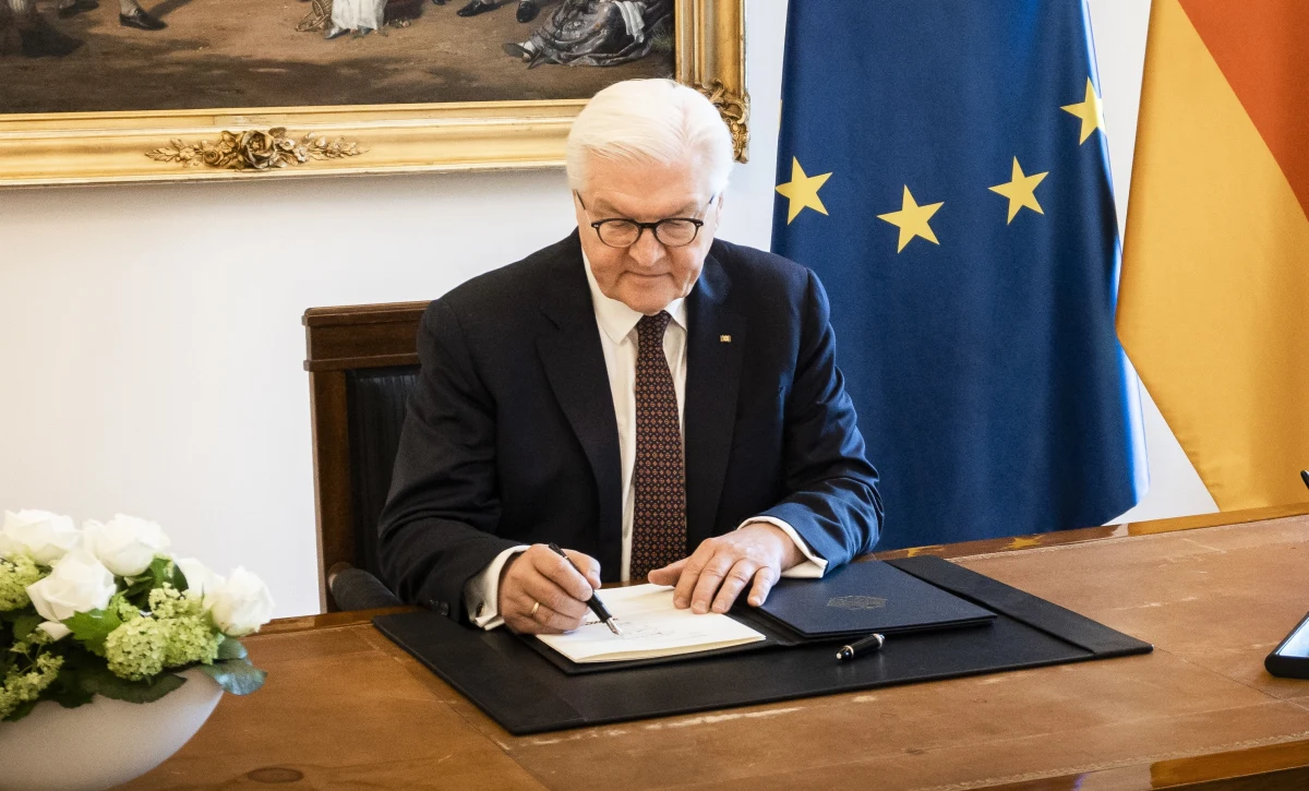 W piątek prezydent Niemiec Frank-Walter Steinmeier w swojej siedzibie w zamku Bellevue w Berlinie podpisał ustawę dotyczącą ratyfikacji funduszu odbudowy UE.