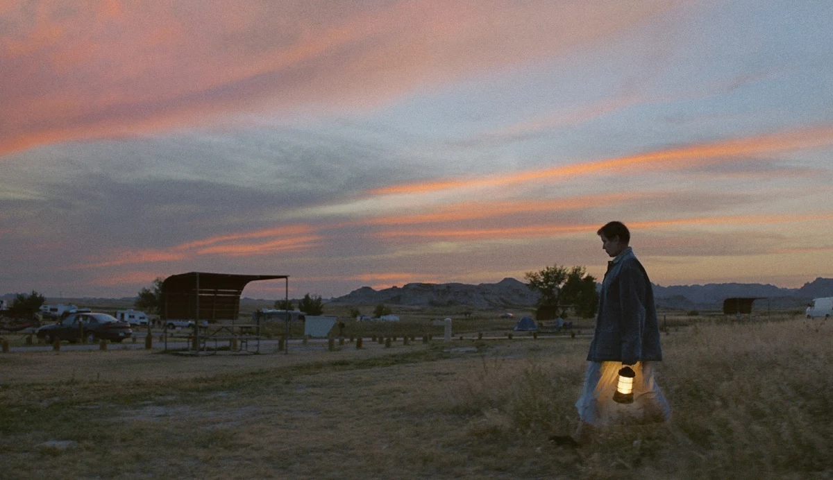 Nie chcą, by nazywać ich bezdomnymi, choć dom jest dla nich – mimo wielu lat aktywności zawodowej – nieosiągalnym luksusem. Zmagają się z wykluczeniem, odrzuceniem i niezrozumieniem. Są wykorzystywani i upokarzani. Po latach ciężkiej pracy nie mają z czego żyć i na wszystkim oszczędzają. Teraz ich los stał się tematem, na który za sprawą walczącego o Oscary filmu zwraca uwagę cały świat. 