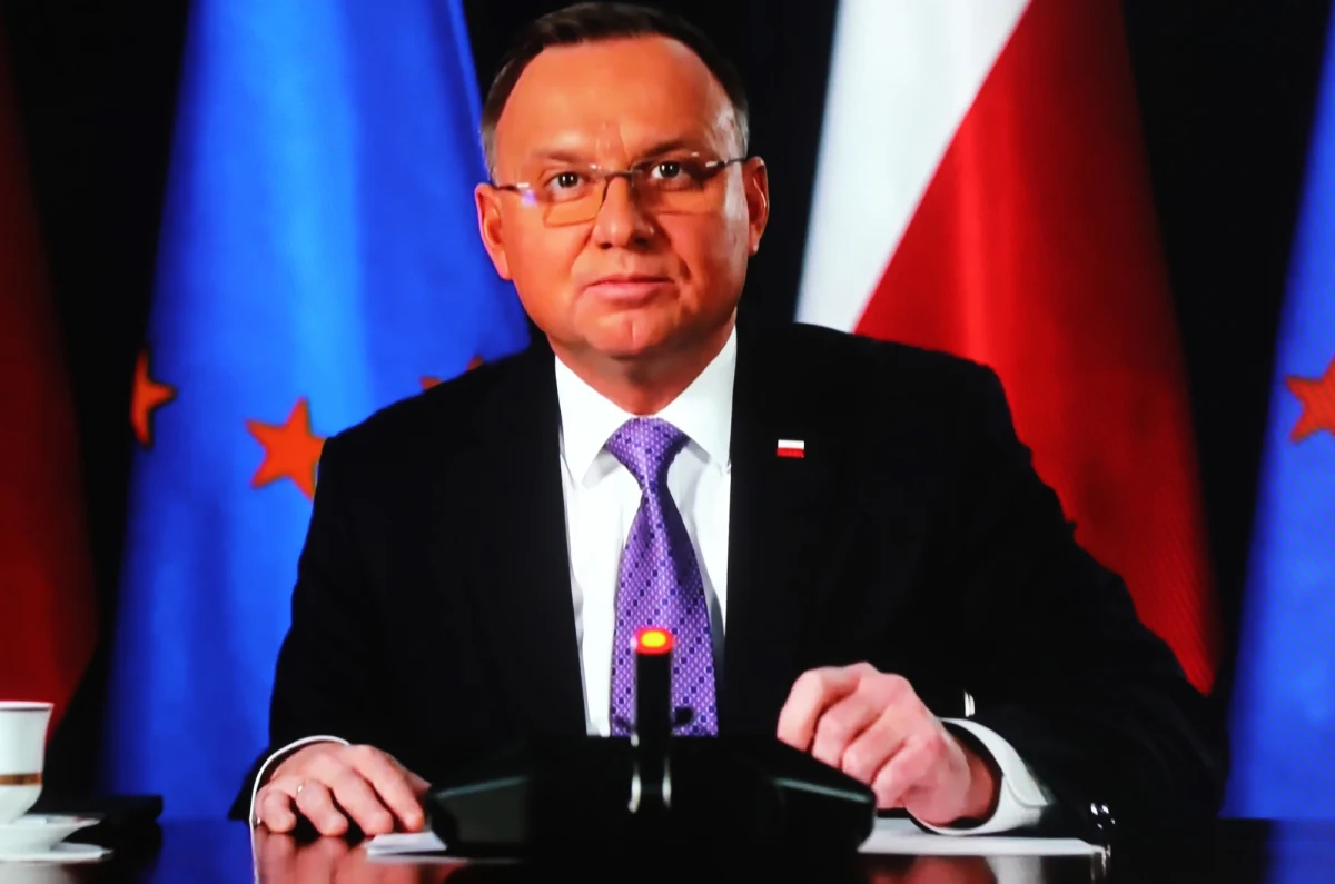 ​Reakcja władz czeskich wobec Rosji jest całkowicie zrozumiała; żadne szanujące się państwo nie może zgodzić się z tym, że obce służby będą hasały po kraju i dokonywały aktów de facto terrorystycznych - powiedział w piątek prezydent Andrzej Duda.