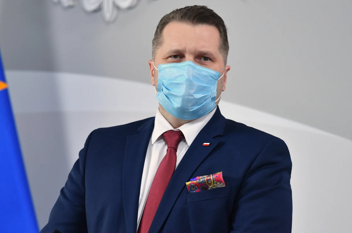 Jeśli utrzyma się dynamika spadkowa trzeciej fali epidemii, to jest duża szansa na to, że w maju wrócimy do pełnej nauki stacjonarnej - powiedział szef MEiN Przemysław Czarnek. Przypomniał, że od poniedziałku w 11 województwach najmłodsi uczniowie będą się uczyć w trybie hybrydowym.