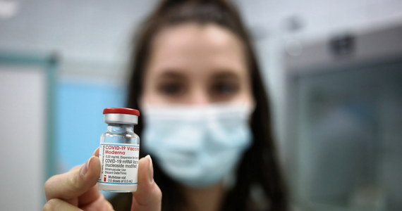 Dyrektor generalny amerykańskiej firmy biotechnologicznej Moderna Stephane Bancel powiedział, że firma ciężko pracuje, aby szczepionka wspomagająca przeciwko wariantom Covid-19 została zatwierdzona późnym latem lub wczesną jesienią.