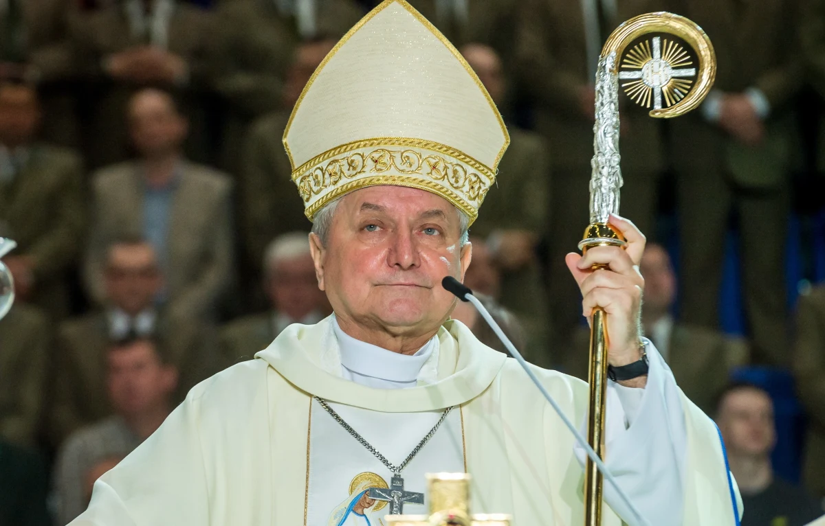 Były ordynariusz diecezji kaliskiej bp Edward Janiak, wbrew nakazowi Stolicy Apostolskiej, przebywa na terenie swojej dawnej diecezji - poinformował w piątek "Głos Wielkopolski".