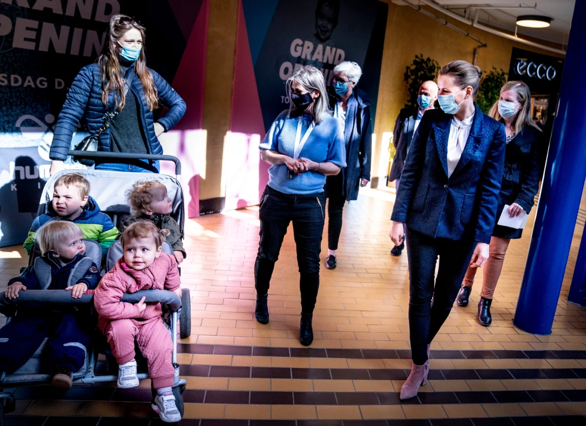 W niedzielę, 25 kwietnia sklepy będą otwarte. Obowiązuje w nich ścisły rygor sanitarny i limit osób. Zamknięte pozostają jednak wielkopowierzchniowe sklepy meblowe i budowlane, centra i galerie handlowe z wyjątkiem działających w nich np. sklepów spożywczych, aptek.