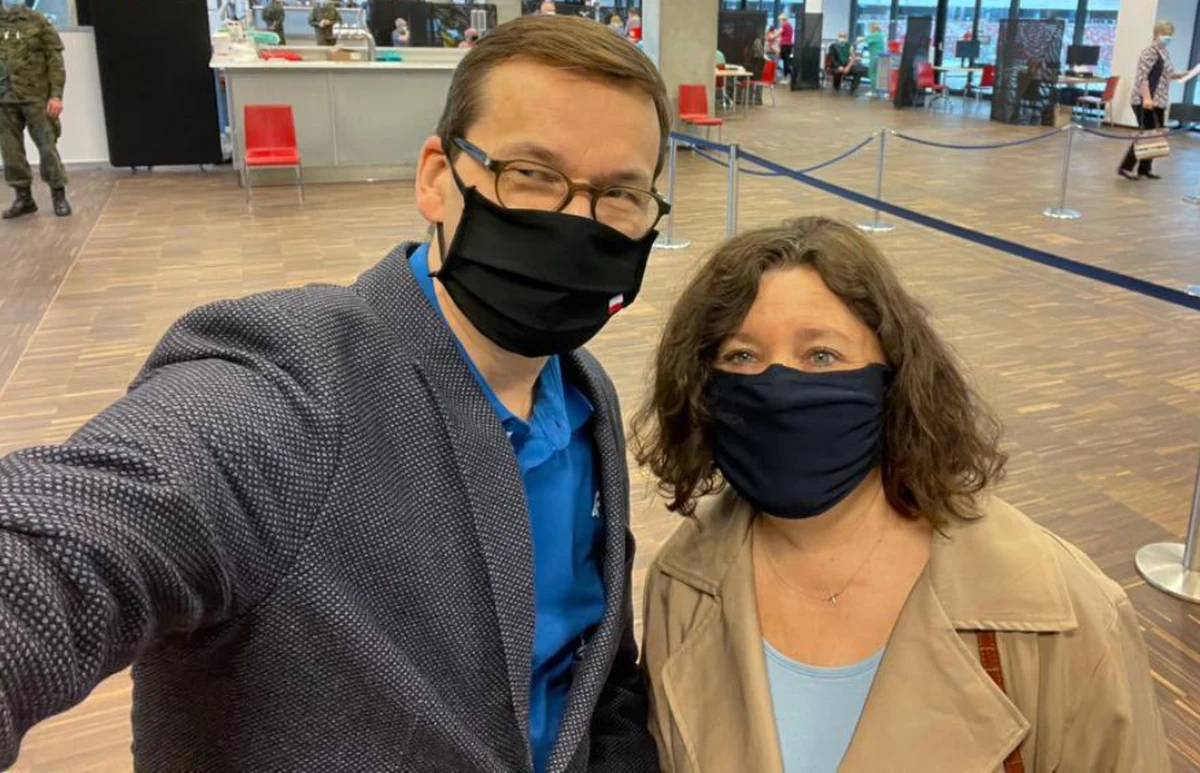 Mateusz Morawiecki wraz z małżonką przyjęli pierwszą dawkę szczepionki firmy AstraZeneca - przekazała kancelaria premiera. „Wszystko przebiegło szybko i sprawnie” – napisał szef rządu w mediach społecznościowych.