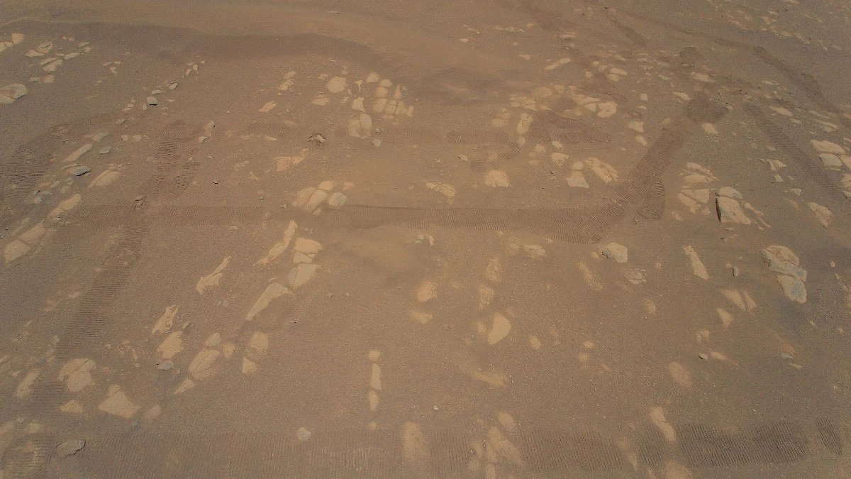 NASA opublikowała pierwsze kolorowe zdjęcie powierzchni Marsa, wykonane przez pierwszy pojazd, który odbył w atmosferze Czerwonej Planety kontrolowany i napędzany lot, helikopterek Ingenuity. Widać na nim ślady łazika Perseverance, który wcześniej dowiózł tam helikopterek i postawił go na powierzchni gruntu. Ingenuity ma za sobą już dwa udane loty i kierownictwo misji z Jet Propulsion Laboratory zapowiada trzecią, jeszcze bardziej ambitną próbę na niedzielę.