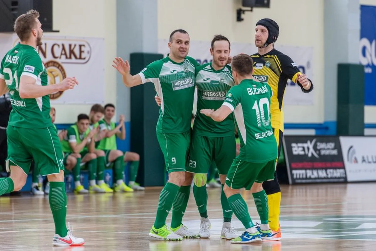 Na cztery kolejki przed końcem rozgrywek futsalowej ekstraklasy Rekord Bielsko-Biała sięgnął po mistrzowski tytuł. Zapewniło go bielszczanom zwycięstwo nad Clearexem Chorzów 8:1. To dla Rekordu piąty z rzędu i szósty w historii tytuł mistrza Polski.