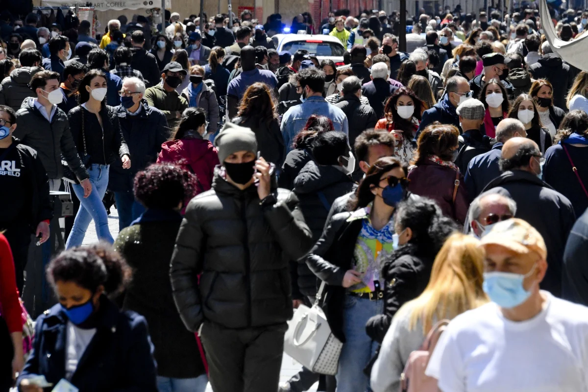 W piątek na całym świecie odnotowano ponad 893 tys. nowych zakażeń koronawirusem - wynika z zestawienia przedstawionego przez agencję AFP. To najwyższa dobowa liczba przypadków od początku pandemii, będąca w dużej mierze efektem potężnej fali infekcji w Indiach.