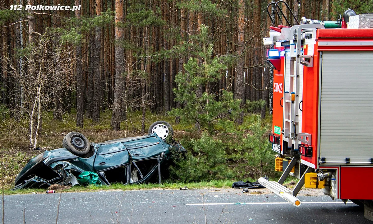 Poważny wypadek koło Polkowic na Dolnym Śląsku. Zginął 26-letni kierowca, a jego troje pasażerów - w tym 19-latka w ciężkim stanie - trafiło do szpitala.
