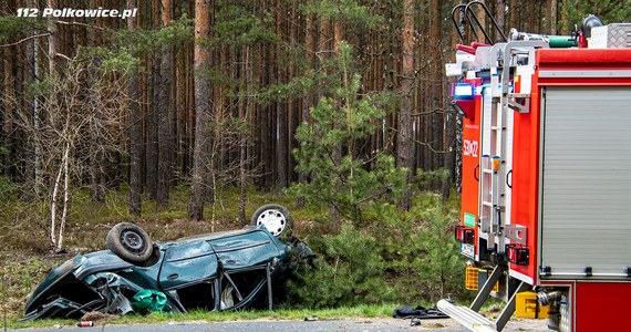 Poważny wypadek koło Polkowic na Dolnym Śląsku. Zginął 26-letni kierowca, a jego troje pasażerów - w tym 19-latka w ciężkim stanie - trafiło do szpitala.
