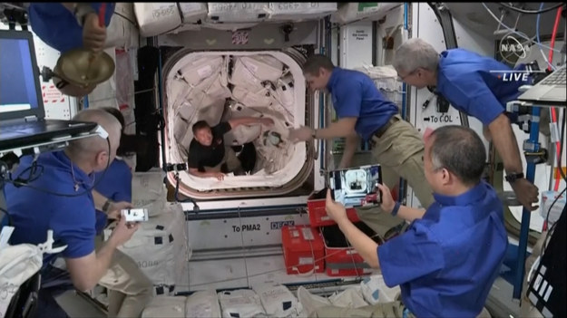 Astronauci SpaceX Crew Dragon Endeavour wchodzą na Międzynarodową Stację Kosmiczną i witają się z oczekującą na nich załogą.