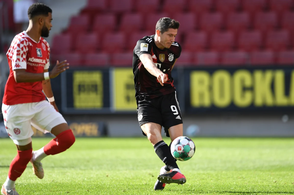 Robert Lewandowski zdobył bramkę dla Bayernu Monachium, ale mistrz Niemiec przegrał na wyjeździe z FSV Mainz 1:2 w 31. kolejce piłkarskiej Bundesligi. To oznacza, że Bawarczycy nie wykorzystali szansy, aby już w sobotę zapewnić sobie dziewiąty z rzędu tytuł.