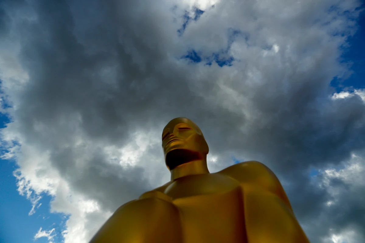 Dzisiejszej nocy odbędzie się 93. ceremonia wręczenia najważniejszych filmowych nagród. Tym razem, z powodu epidemii, zorganizowana zostanie w aż czterech lokalizacjach. Na dworcu Union Station w Los Angeles, w Teatrze Dolby w Hollywood oraz w Londynie i Paryżu. ​Ze względu na panujące obostrzenia Amerykańska Akademia Filmowa musiała zrezygnować z organizacji wielkiej gali. Ma być bardziej kameralnie, choć równie uroczyście. 