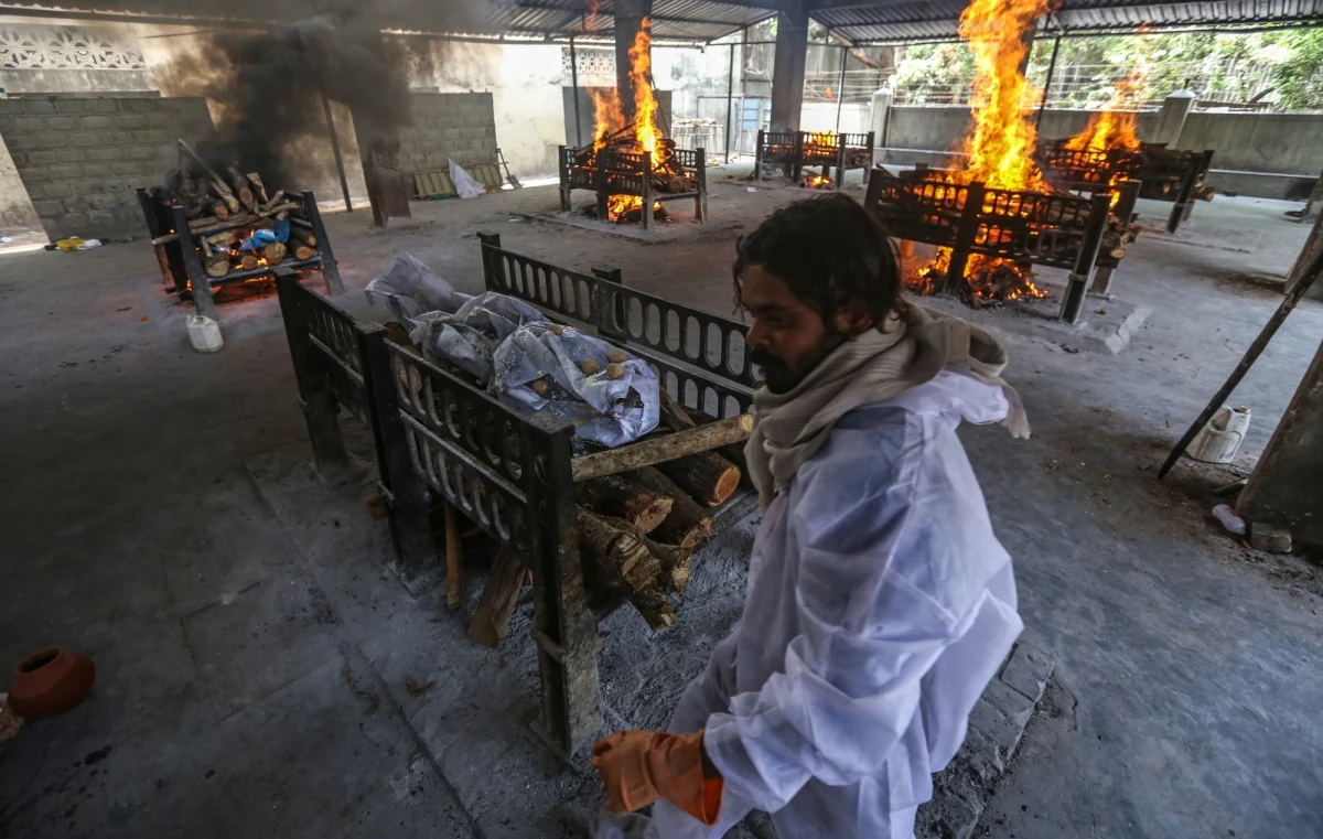 Indie czwarty dzień z rzędu biją światowy rekord liczby wykrytych w ciągu doby zakażeń koronawirusem: tamtejsze władze poinformowały dzisiaj o niemal 350 tysiącach nowych infekcji. Sytuacja epidemiczna w tym azjatyckim kraju jest obecnie najgorsza na świecie. Włosi zdecydowali właśnie, że nie będą wpuszczać podróżnych z Indii i tych, którzy przebywali tam w ciągu poprzednich 14 dni.