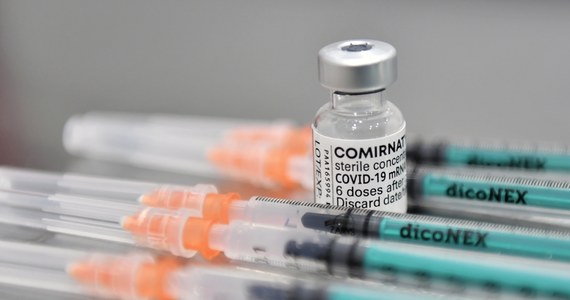 Policja w niemieckim Wilhelmshaven wszczęła dochodzenie przeciwko pielęgniarce, która chcąc ukryć fakt, iż przez nieuwagę rozbiła fiolkę ze szczepionką przeciwko Covid-19, wstrzyknęła sześciu pacjentom niegroźny dla zdrowia roztwór soli.