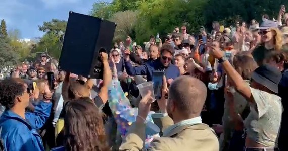 Słynny park Buttes-Chaumont w Paryżu przekształcono w weekend w klub nocny na świeżym powietrzu. Setki osób tańczyły bez maseczek i piły alkohol, nie zachowując dystansu mimo obowiązujących obostrzeń sanitarnych.