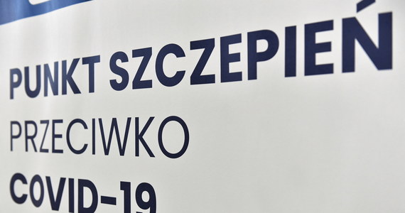 Od poniedziałku ruszyła rejestracja na szczepienia przeciw Covid-19 osób w wieku 46 i 47 lat. Zapisać można się przez system e-Rejestracji i Internetowe Konto Pacjenta, infolinię 989, SMS-em na numer 880-333-333 lub w punkcie szczepień.