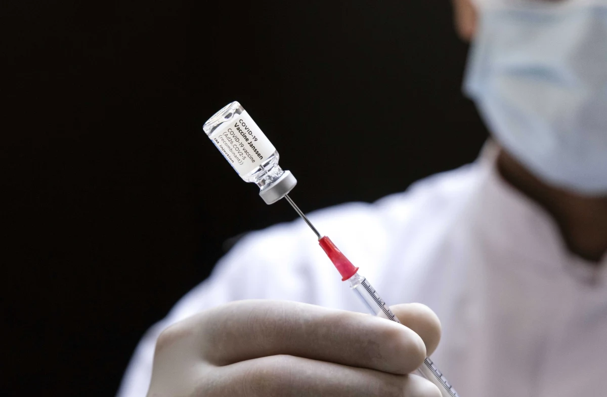 28 kwietnia odbędzie się rejestracja osób w wieku 30-39 lat, które wypełniły w pierwszym kwartale tego roku formularz deklarując chęć szczepienia przeciw Covid-19 - podano na rządowych stronach.