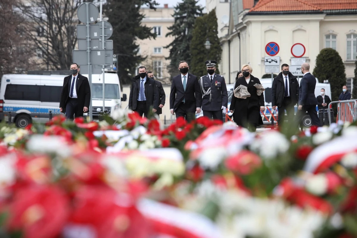 Prokuratura prowadzi osiem postępowań w sprawie znieważenia pomnika ofiar tragedii smoleńskiej. Chodzi o napisy na składanych pod nim szarfach - czytamy "Rzeczpospolitej".