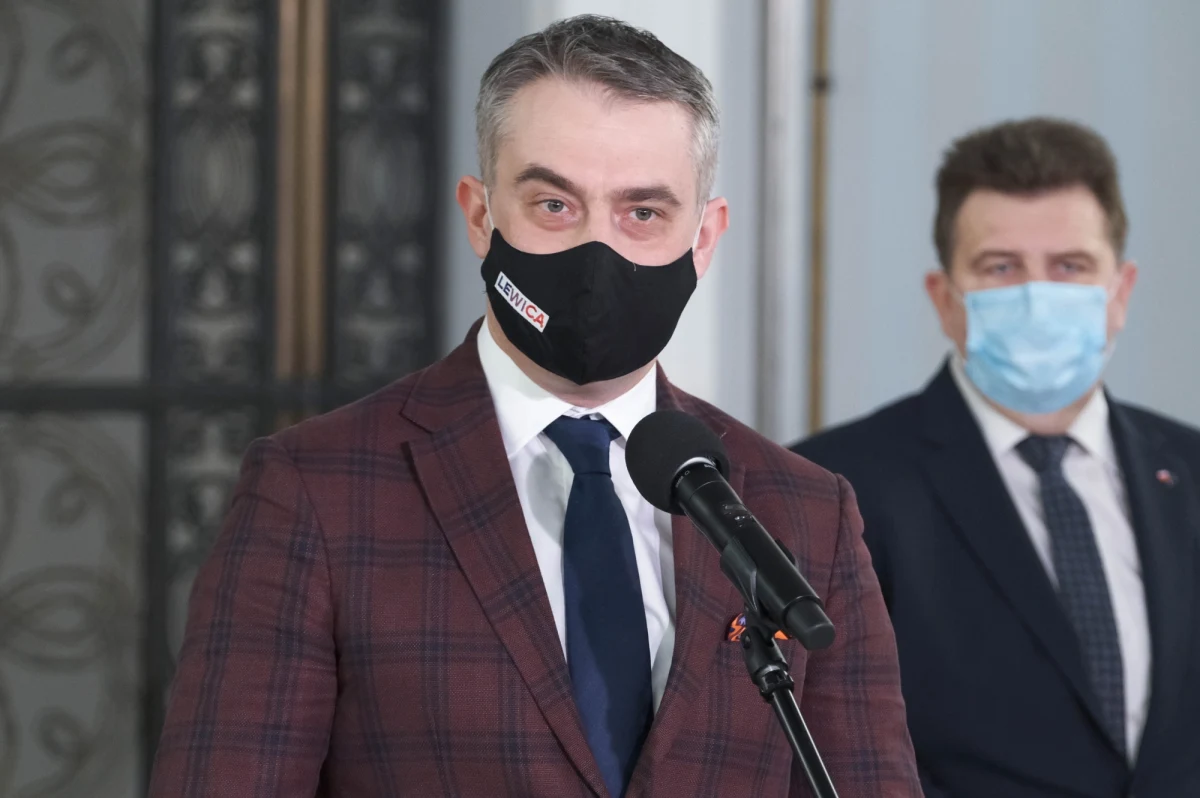 Niedługo będą wspólne projekty ustaw Lewicy, KO i PSL, najbardziej zaawansowane dot. polityki gospodarczej i praworządności - powiedział PAP szef klubu Lewicy Krzysztof Gawkowski. Podkreślił znaczenie współpracy opozycji, ale też zaznaczył, że o wspólnych listach wyborczych dzisiaj nikt nie mówi.