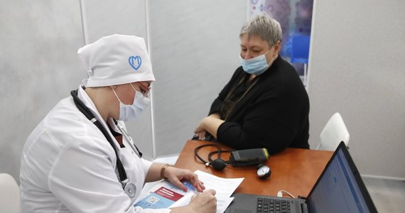 Władze Moskwy zachęcają bonusami finansowymi mieszkańców w wieku powyżej 60 lat, by szczepili się przeciwko Covid-19. Nagrodą za pierwszą dawkę szczepionki jest karta podarunkowa o wartości 1000 rubli, którą można wykorzystać w sklepie, aptece, czy kawiarni.