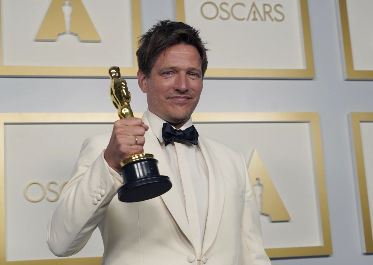 93. gala rozdania Oscarów przeszła do historii. Z powodu pandemii odbywała się w innym miejscu niż zwykle - na Union Station w Los Angeles. Kilka momentów ceremonii z pewnością zapadnie w pamięć widzów na długo. To sytuacje wzruszające, zaskakujące i budzące uśmiech, a także historyczne sukcesy. 