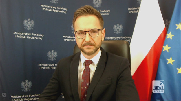 Zanim zostanie uruchomiony unijny fundusz odbudowy wszystkie kraje członkowskie muszą ratyfikować decyzję o zwiększeniu zasobów własnych UE. W Polsce ta kwestia stała się zarzewiem sporu politycznego. Redaktor Grzegorz Kępka przypomniał, że większość krajów unijnych już ratyfikowało decyzję i zapytał swojego gościa, czy nasi politycy nie rozgrywają tej kwestii dla własnych korzyści.
